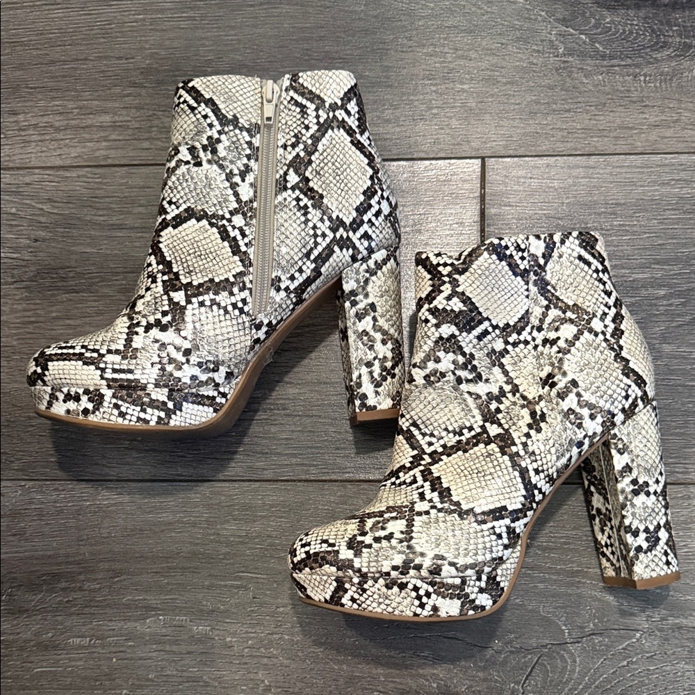 Dream Pairs Black and White Snakeskin Ankle Boots